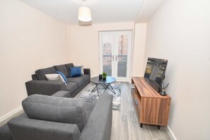 TV, offices - Bright & Spacious 2 Bed Apartment in Manchester (Manchester)