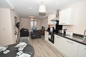 Fridge, microwave, oven, stovetop - Bright & Spacious 2 Bed Apartment in Manchester (Manchester)