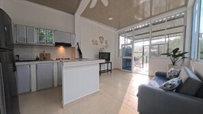 Chambre Deluxe, balcon, vue cour intérieure | Coin séjour