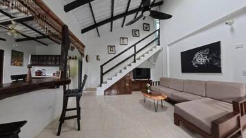 Deluxe Villa, Garden View | Living area