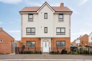 Exterior - Modern 4BR Home 10 Beds Family-Friendly, Aylesbury (Bierton)