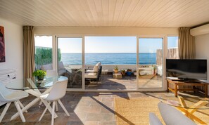 Smart TV, books, computer monitors - Beachfront | Panoramic Sea Views + Private Parking (Benalmádena)