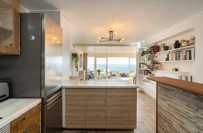 Fridge, microwave, oven, stovetop - Beachfront | Panoramic Sea Views + Private Parking (Benalmádena)