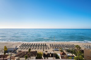 Sun-loungers, beach towels - Beachfront | Panoramic Sea Views + Private Parking (Benalmádena)