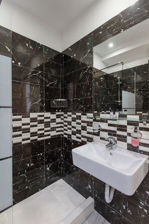 Bathroom - BES 8 - Minimal Studio by GHH (Kesariani)