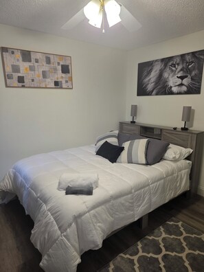 2 bedrooms, desk, iron/ironing board, free WiFi - Charming 2bed/2bath retreat with a short walk to Dinning and Amenities galore. (Gainesville)