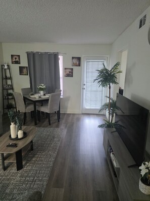 Dining - Charming 2bed/2bath retreat with a short walk to Dinning and Amenities galore. (Gainesville)