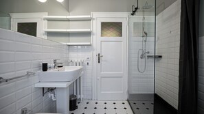 Douche, sèche-cheveux, bidet, serviettes fournies