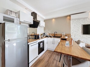 Fridge, microwave, oven, stovetop - LE TROPIQUE pour 2 by Sunset (Antibes)
