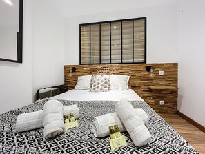 1 bedroom, WiFi, bed sheets - LE TROPIQUE pour 2 by Sunset (Antibes)