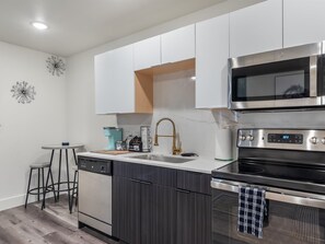 Microwave, oven, stovetop, dishwasher - Dallas Vibes • Stylish 1BR • Free Parking • Central (Dallas)