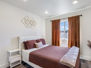 1 bedroom, iron/ironing board, WiFi, bed sheets - Dallas Vibes • Stylish 1BR • Free Parking • Central (Dallas)