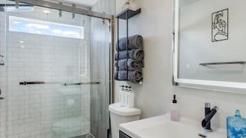 Douche, sèche-cheveux, serviettes fournies, savon