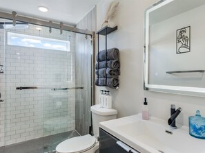 Douche, sèche-cheveux, serviettes fournies, savon