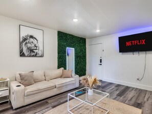 TV - Dallas Vibes • Stylish 1BR • Free Parking • Central (Dallas)