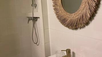 Een douche, een haardroger, handdoeken, zeep