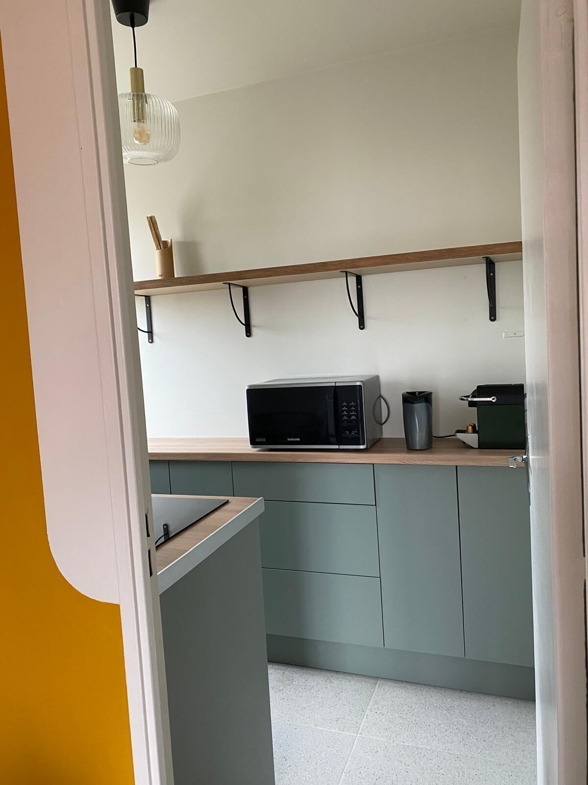 Réfrigérateur, micro-ondes, plaque de cuisson, cafetière/bouilloire