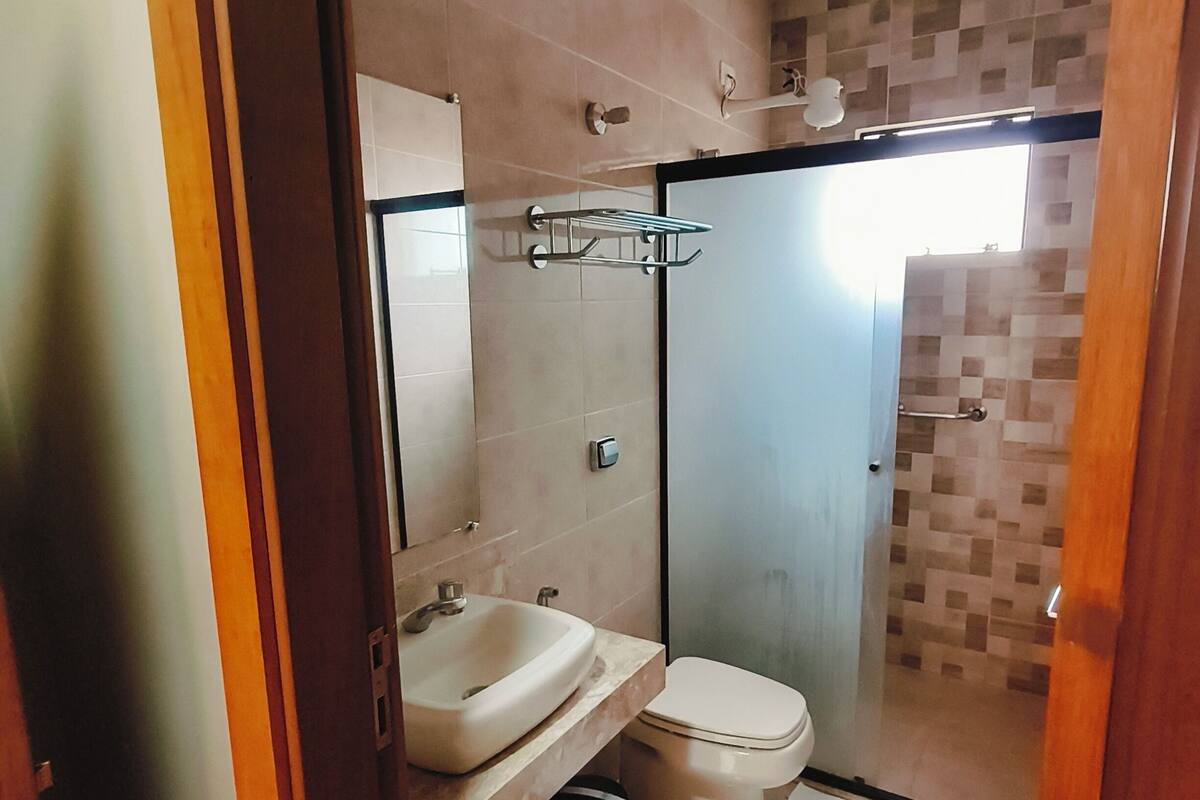 Ein Badezimmer mit Waschbecken, Toilette und Dusche.