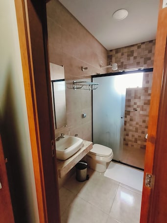 Double Room | Bathroom. Hotel Cardinal Pedro Juan Caballero