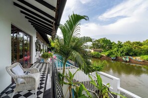 Property grounds - A River Front Villa with Pool (Porvorim)