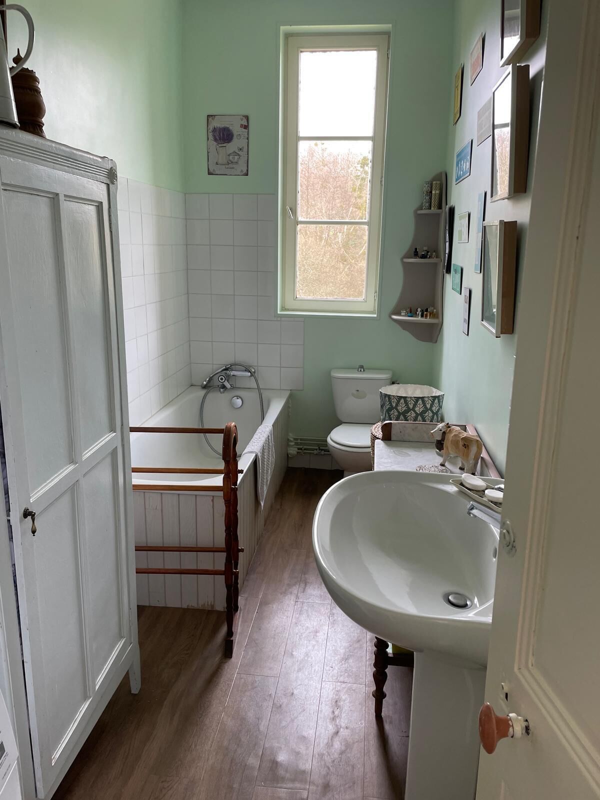 Une salle de bain avec une baignoire, des toilettes et un lavabo.
