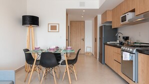 Une cuisine moderne avec des meubles en bois, une cuisinière en acier inoxydable et un four à micro-ondes.