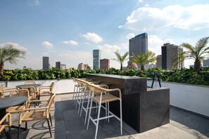 Outdoor dining - Bright Loft by Reforma with Monument Views (Mexico City)