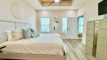 5 habitaciones, escritorio y tabla de planchar con plancha