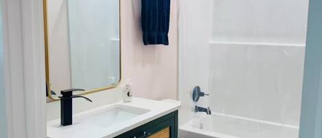 Secadora de cabello, toallas, jabón, papel de baño