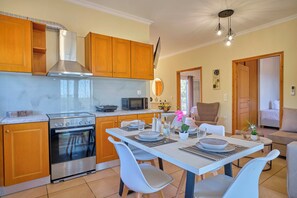 Fridge, microwave, oven, stovetop - Villa Ilios Agios Spyridonas (Thinali)