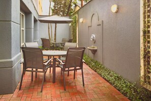 Outdoor dining - Fairfield Inn & Suites Atlanta/Buckhead King Bed (Atlanta)