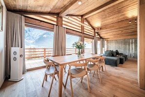 Outdoor dining - Vrbo Property (Les Houches)