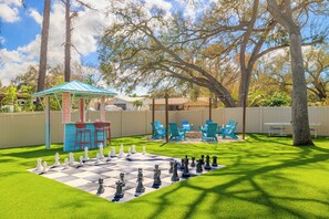 Outdoor dining - Pickleball, Heated Pool, Mini Golf & Games! 5 Mins to Beach! Sleeps 16! (Seminole)