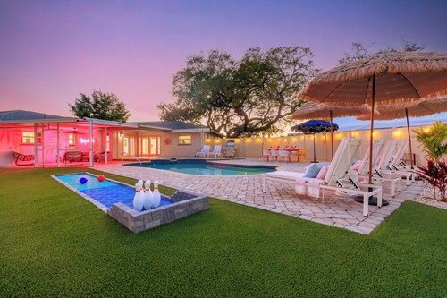 Pickleball, Heated Pool, Mini Golf & Games! 5 Mins to Beach! Sleeps 16!