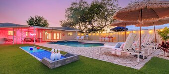 Pickleball, Heated Pool, Mini Golf & Games! 5 Mins to Beach! Sleeps 16!
