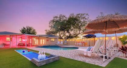 Pickleball, Heated Pool, Mini Golf & Games! 5 Mins to Beach! Sleeps 16!