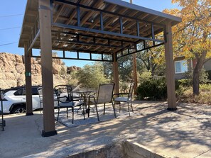 Outdoor dining - Good Pick's Studio Six @ Rustic Ridge in Granite Dells (Prescott)
