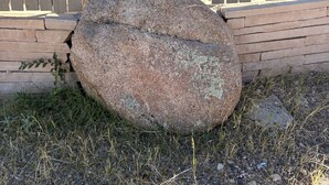 Cerca de madeira com placa de número da casa.