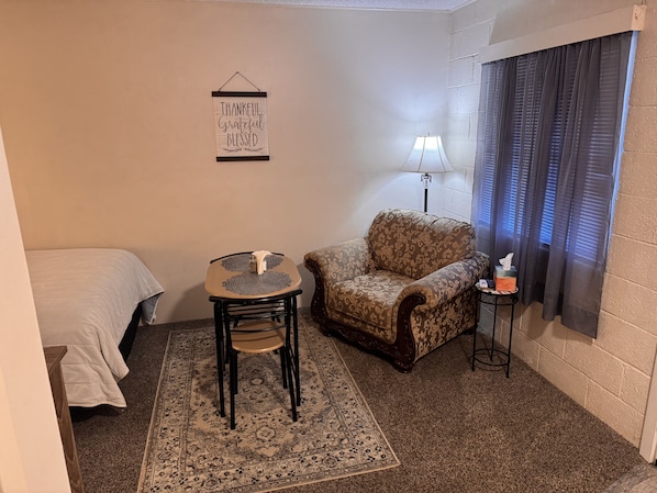 Living area - Good Pick's Studio Six @ Rustic Ridge in Granite Dells (Prescott)