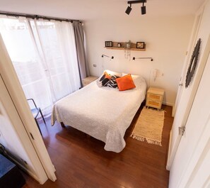 Room - Cozy apartment in Providencia near Cost Center, steps from the subway, free parking. (Providencia)