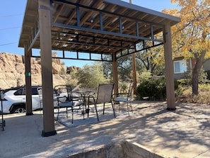 Outdoor dining - Great Studio Eight @ Rustic Ridge in Granite Dells (Prescott)