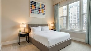 2 bedrooms, iron/ironing board, Internet, bed sheets - Uptown Two Bedroom Suite with Full Kitchen & Walkable Charm (Dallas)