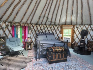 1 bedroom, free WiFi, bed sheets - Cozy, 1-bedroom Yurt in serene Mason, NH with the comfort of A/C and Heat (Mason)