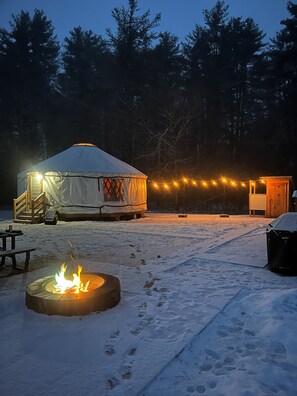 Terrace/patio - Cozy, 1-bedroom Yurt in serene Mason, NH with the comfort of A/C and Heat (Mason)