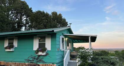 Ozark Cottage Retreat at Terra Lynn w/ Vista Views. Dog friendly w/yard.