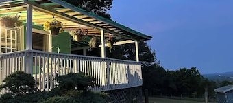 Ozark Cottage Retreat w/ Vista Views, amazing sunrises. Dog friendly w/yard.