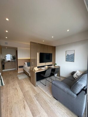 TV, stereo - Roma Norte loft with balcony and city views (Mexico City)