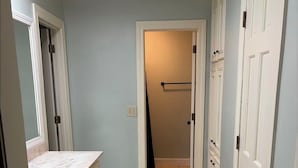 A hallway with a vanity, a door leading to a bedroom, and a tiled floor. - Beautiful 4-bedroom house in tranquil Jackson perfect for families (Jackson)