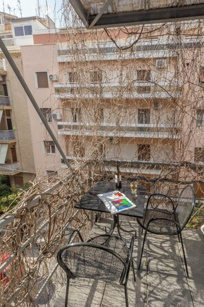 Outdoor dining - BES 9-Spacious Modern Studio with Balcony by GHH (Kesariani)