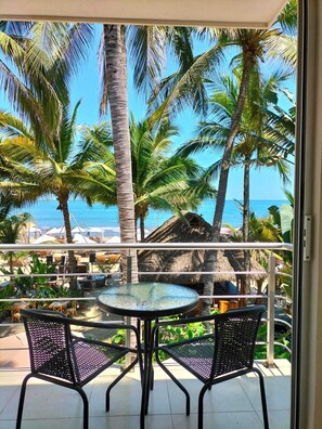 Standaard vierpersoonskamer, balkon, uitzicht op oceaan | Buiten dineren